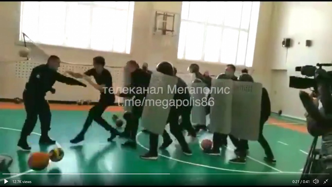 Video kadrs no Ņižņevartovskas skolā notikušās mācību stundas