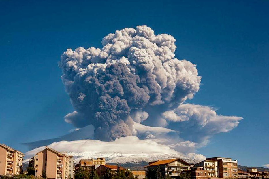 Etnas vulkāna izvirdums Sicīlijā. 2021. gada februāris.