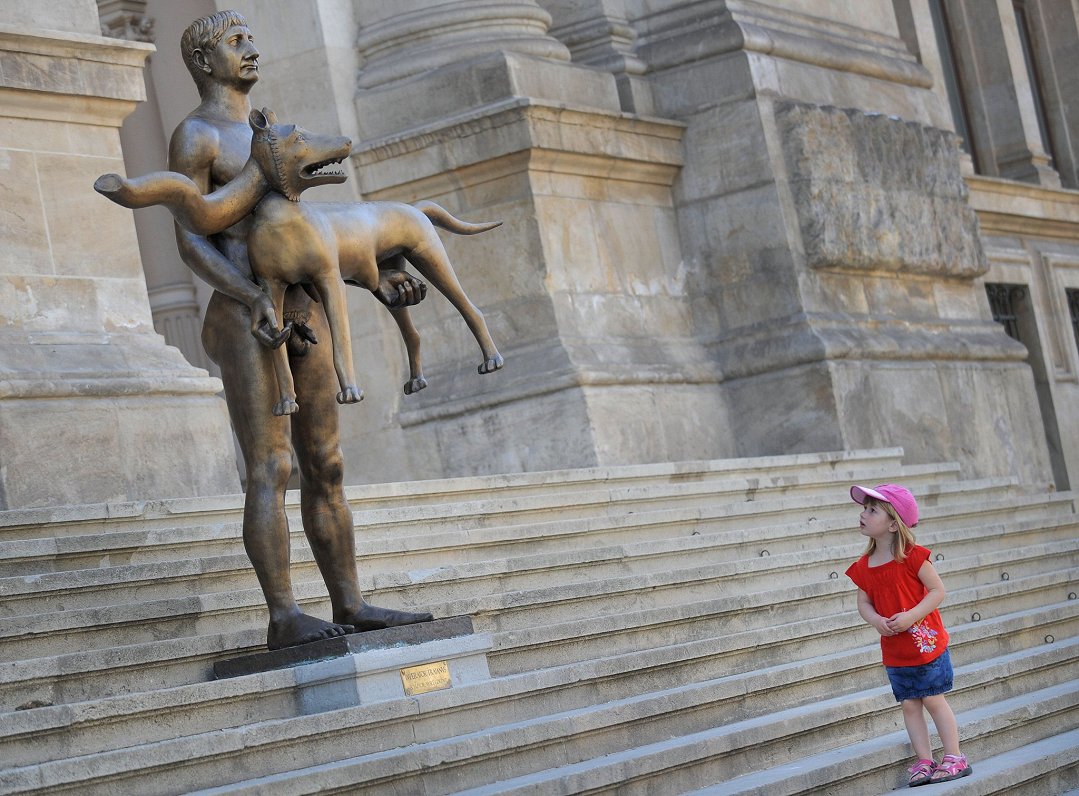 Bucharest threesome statue