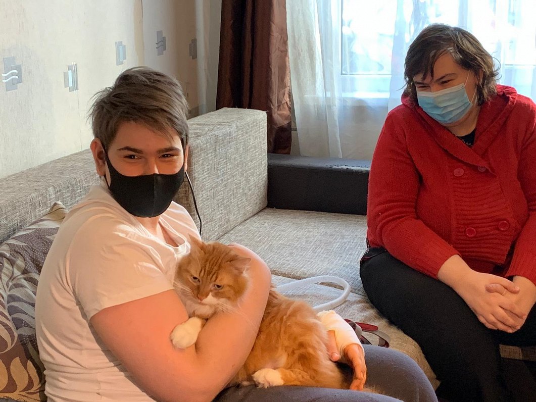 Ilja Baranovs ar kaķi Gārfīldu un mamma Milana Baranova, 2021.gada februāris