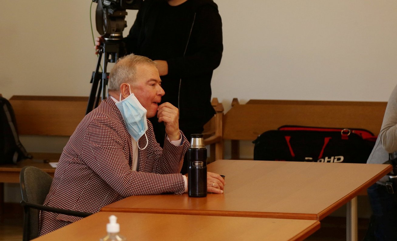 Apsūdzētais Ventspils domes priekšsēdētājs Aivars Lembergs tiesas sēdes laikā