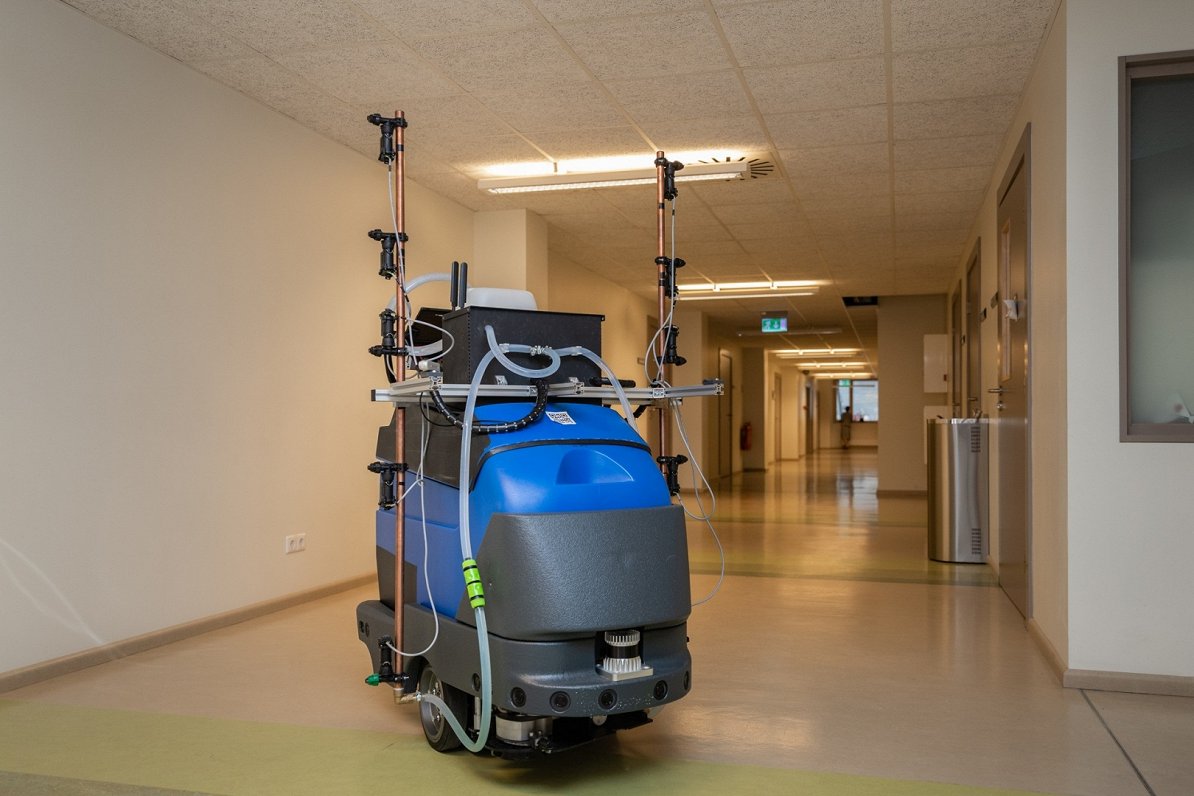 Robotizēts automatizēts aprīkojums virsmu dezinfekcijai.