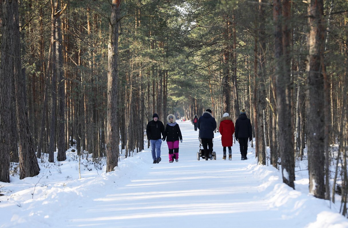 Cilvēki pastaigājas Carnikavas promenādē ziemā. 2021. gada februāris.