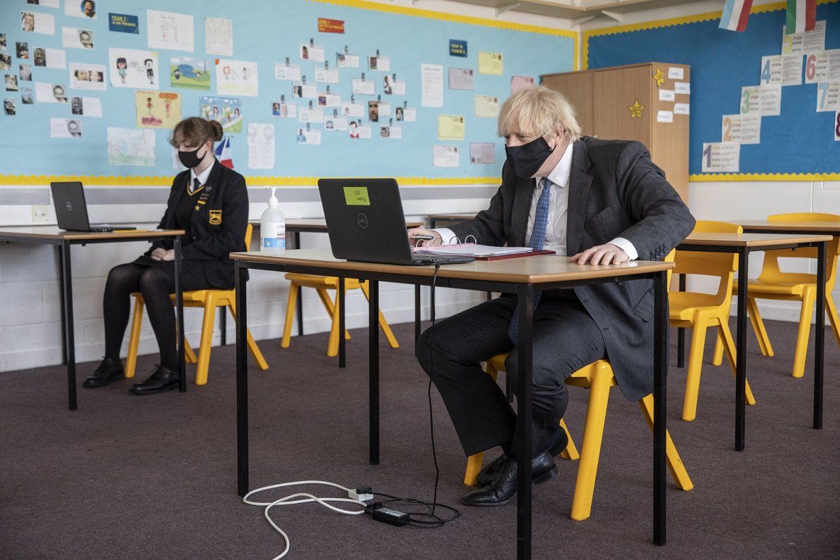 Lielbritānijas premjers Boriss Džonsons izmēģina attālināto apmācību kādā Londonas skolā