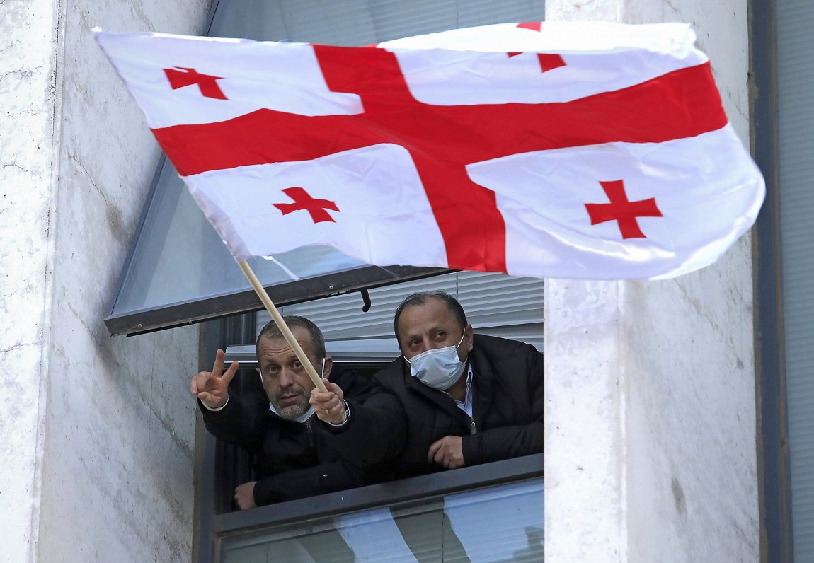 Opozīcijas atbalstītāji ar Gruzijas karogu