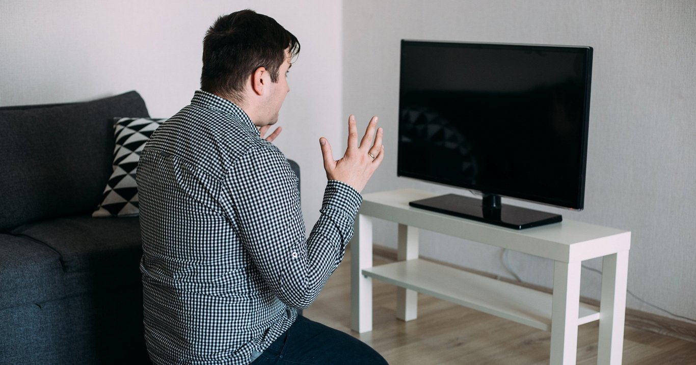 Dusmīgs cilvēks pie tukša televizora ekrāna. Attēls ilustratīvs.