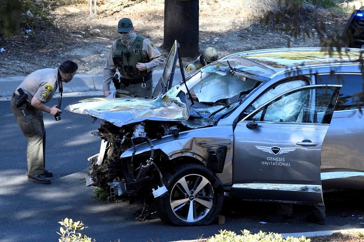 Taigera Vudsa vadītā automašīna pēc avārijas izvilkta uz ceļa