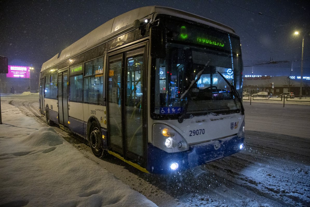 Rīgas satiksmes trolejbuss centrālās stacijas tuvumā. 2021. gada februāris.