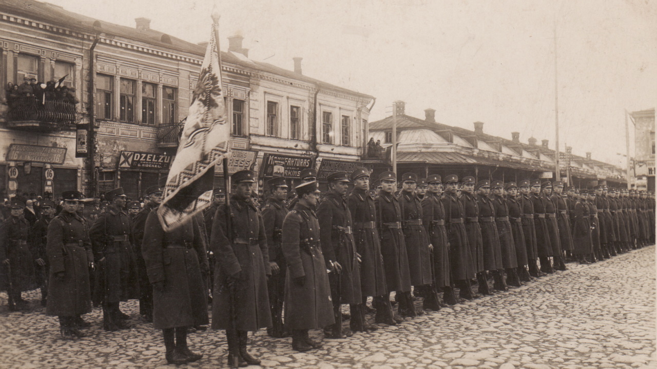 12. Bauskas kājnieku pulka karavīri parādē Daugavpils Baznīcas laukumā (20. gadi)
