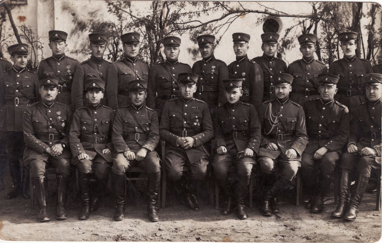 12. Bauskas kājnieku pulka virsnieki. Vidū – pulka komandieris pulkvedis (no 1936. gada – ģenerālis)...