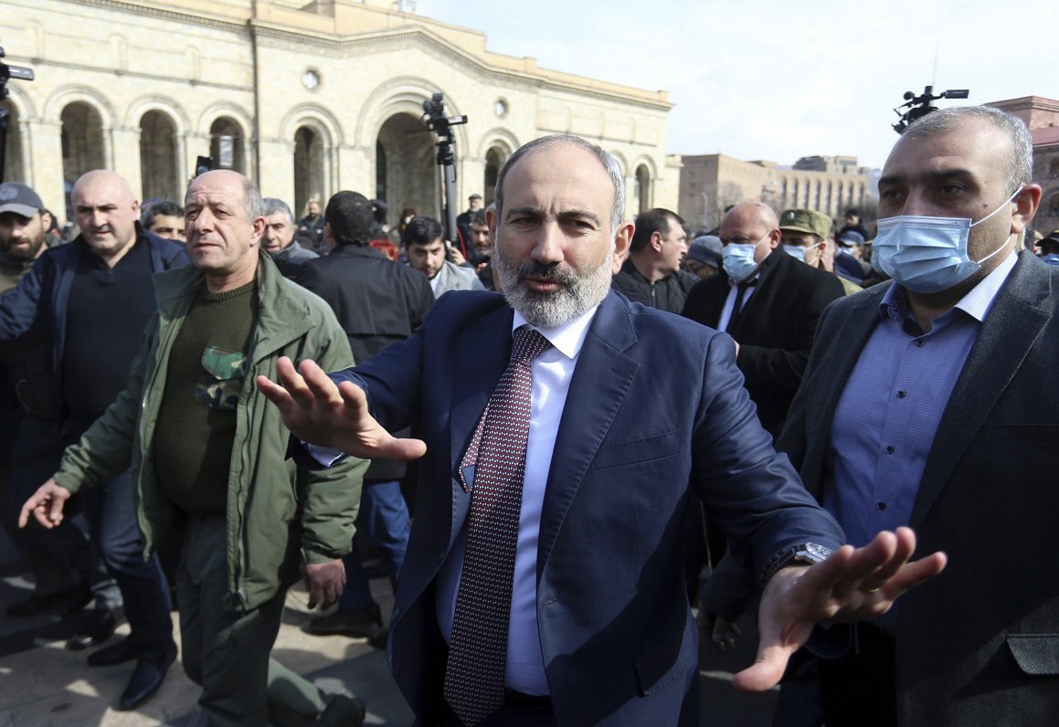 Armēnijas premjers Nikols Pašinjans galvaspilsētas Erevānas ielās uzrunā savus atbalstītājus