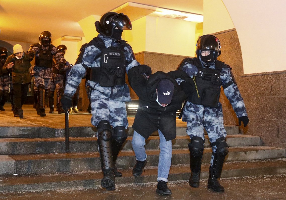 Maskavā policisti aiztur protesta akcijas dalībnieku