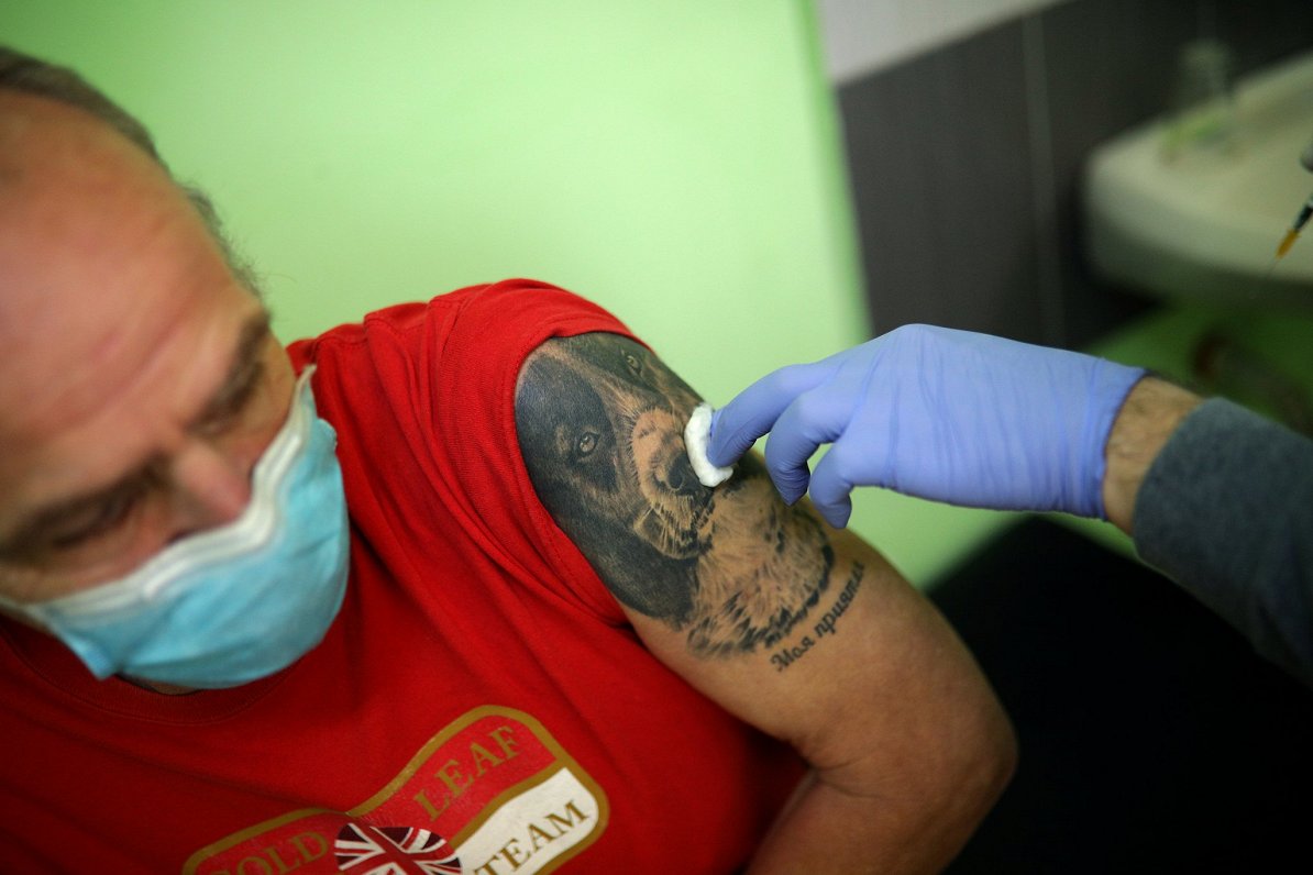 Bulgārijā vīrietis saņem vakcīnu pret Covid-19
