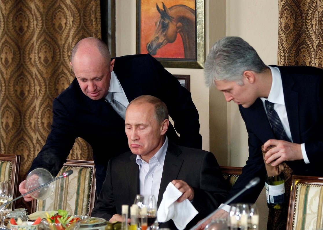 Jevgeņijs Prigožins (no kreisās) apkalpo Vladimiru Putinu, 2011. gads