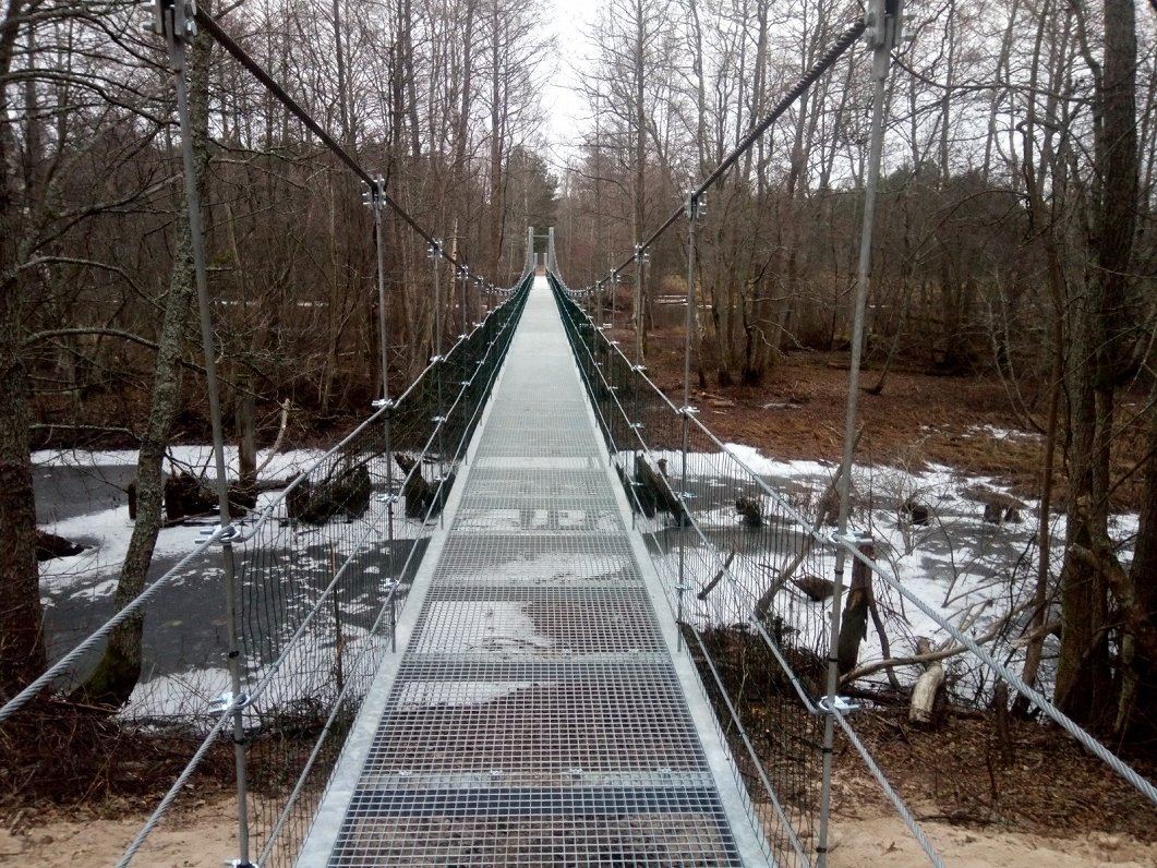 Ventspils novada Lielirbes ciemā atjaunots trošu tilts pār Irbes upi, 2021.gada februāris.
