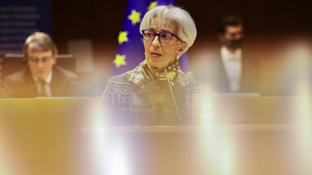 Eiropas Centrālā banka turpinās procentlikmju celšanu