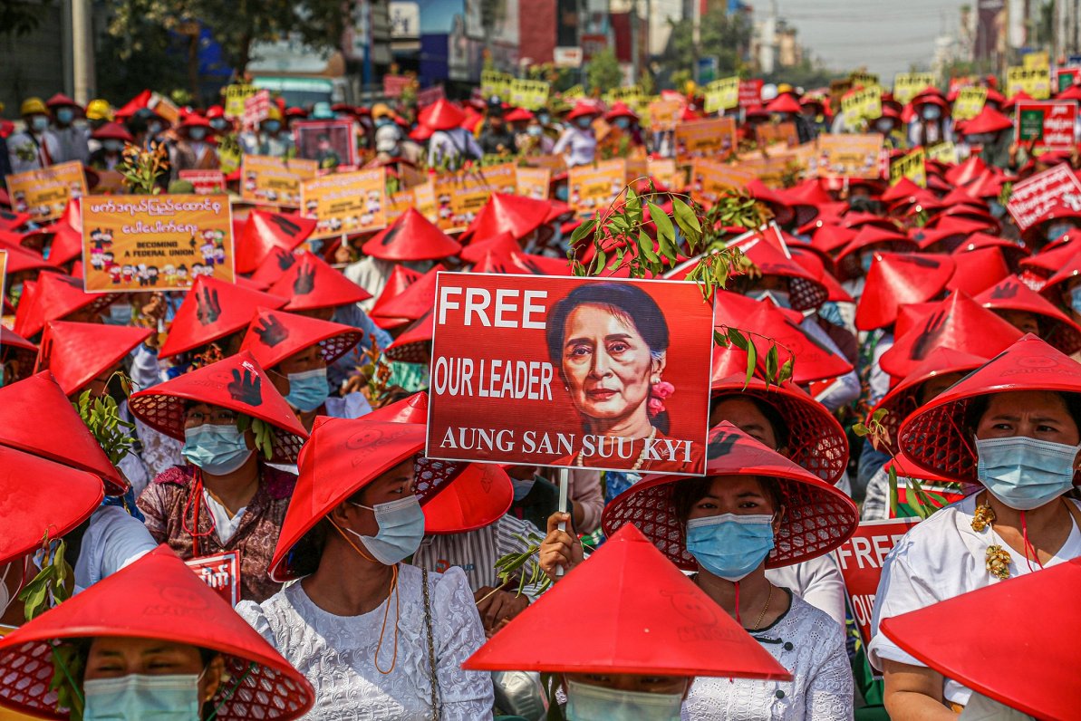 Mjanmas protestētāji pieprasa atbrīvot apcietināto līderi