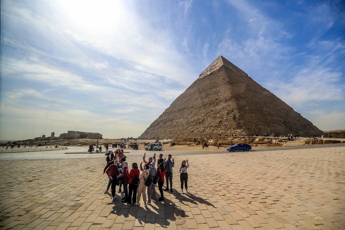 Tūristi pie Gizas piramīdas Eģiptē. 2021. gada janvāris.