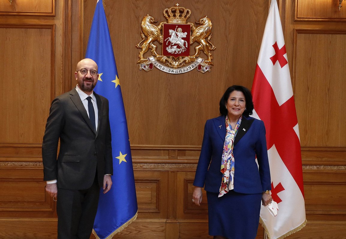 Eiropas Savienības pārstāvis Šarls Mišels un Gruzijas prezidente Salome Zurabišvili