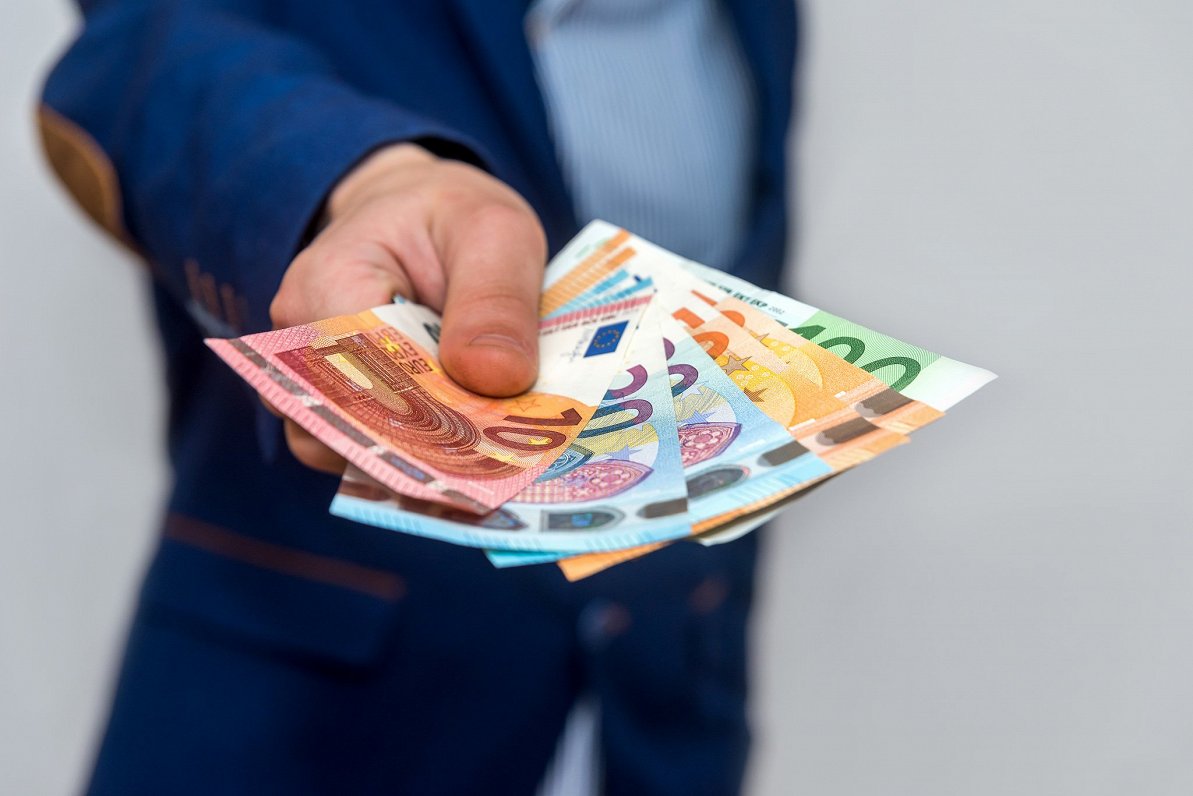 Eiro valūtas banknotes vīrieša rokā. Attēls ilustratīvs.