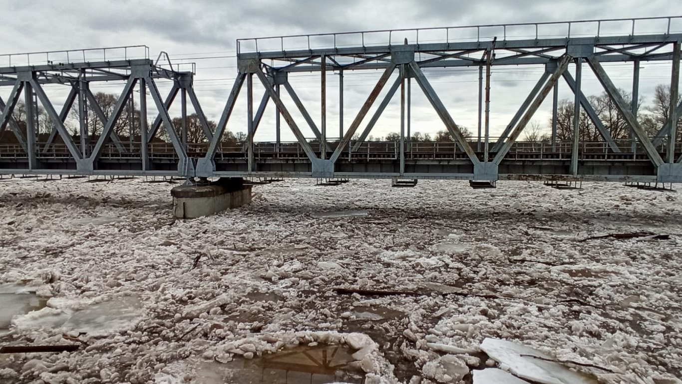Ledus sablīvējuma izraisīti plūdi Carnikavā pie Gaujas tilta. 2021. gada 3. marts.