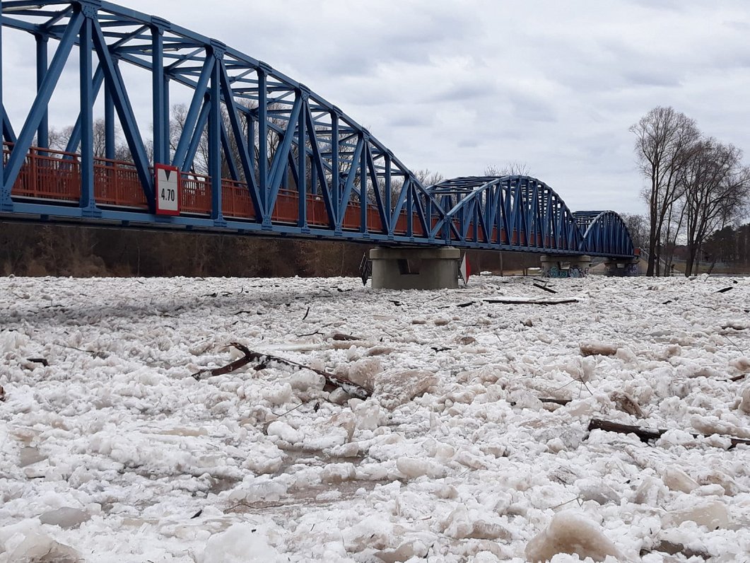 Ledus sablīvējums Carnikavā pie Gaujas tilta. 2021. gada 3. marts.