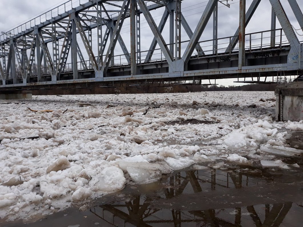 Ledus sablīvējums Carnikavā pie Gaujas tilta. 2021. gada 3. marts.