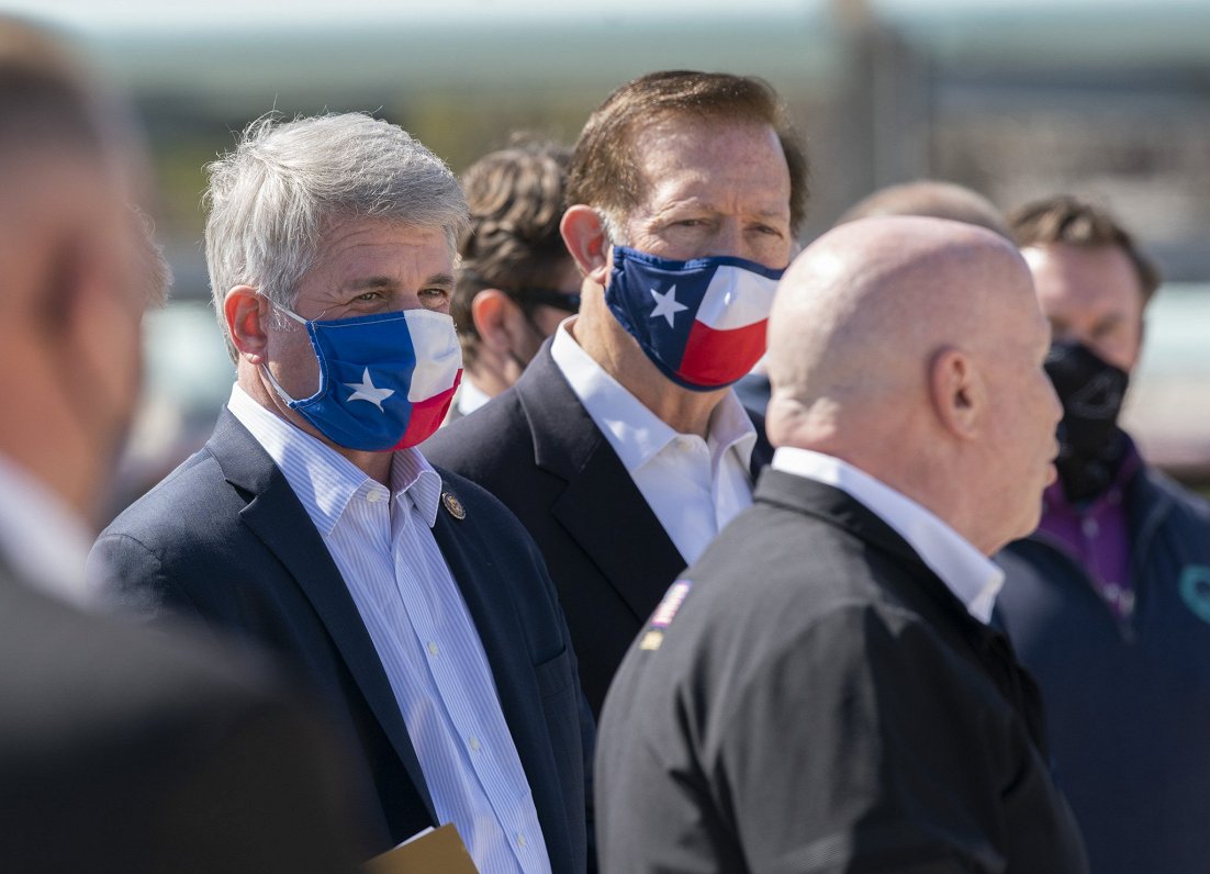 Teksasas politiķi ar sejas maskām štata karoga krāsās