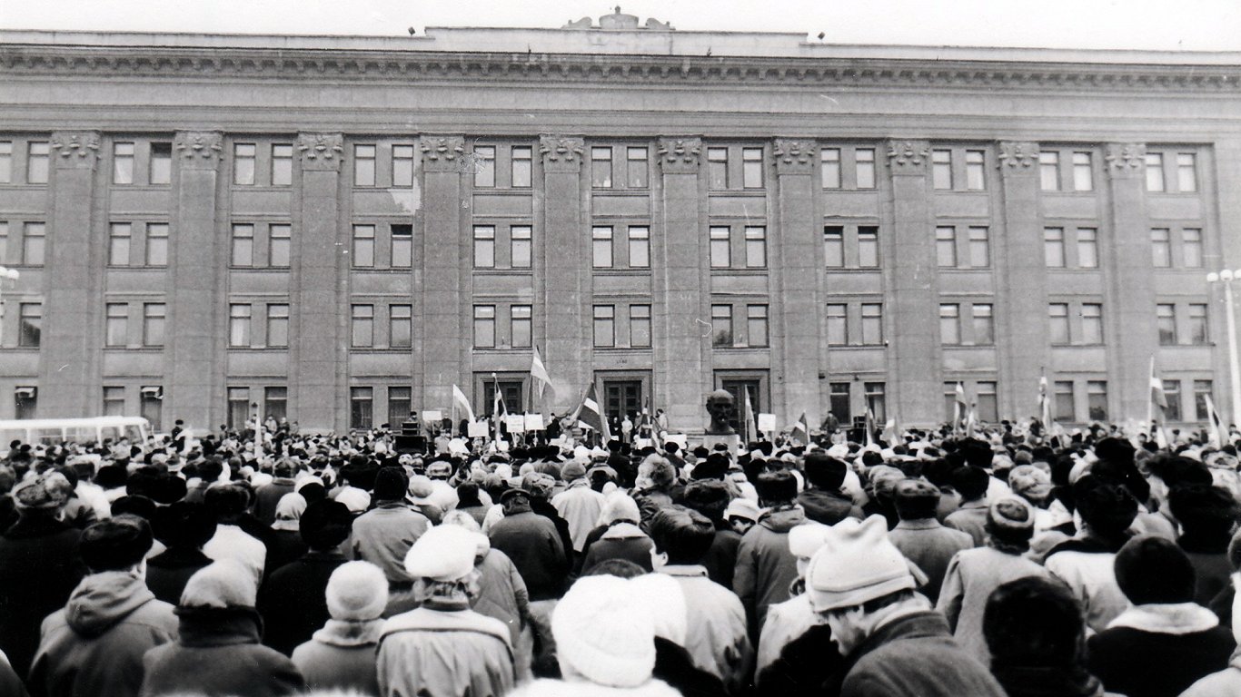 Митинг в поддержку независимости у Даугавпилсского педагогического института. 19 января 1991 года.