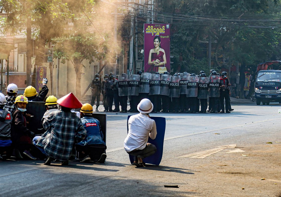 Mjanmā valdošais režīms ar spēku vērsies pret protestētājiem
