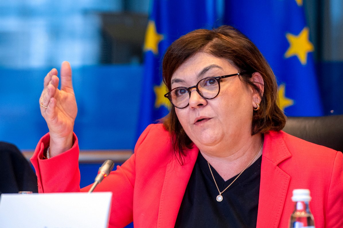 ES transporta komisāre Adina Valeana