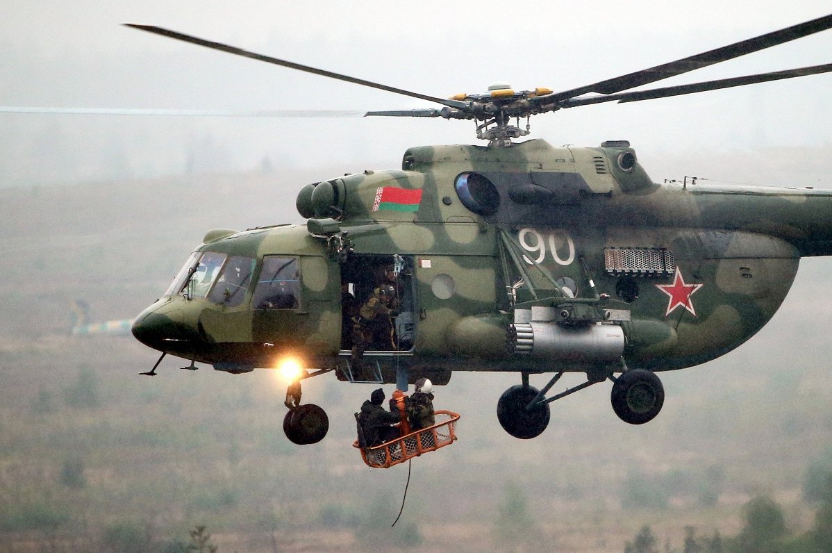 Baltkrievijas helikopters &quot;Mi-8&quot; militāro mācību &quot;Zapad&quot; laikā 2017.gadā