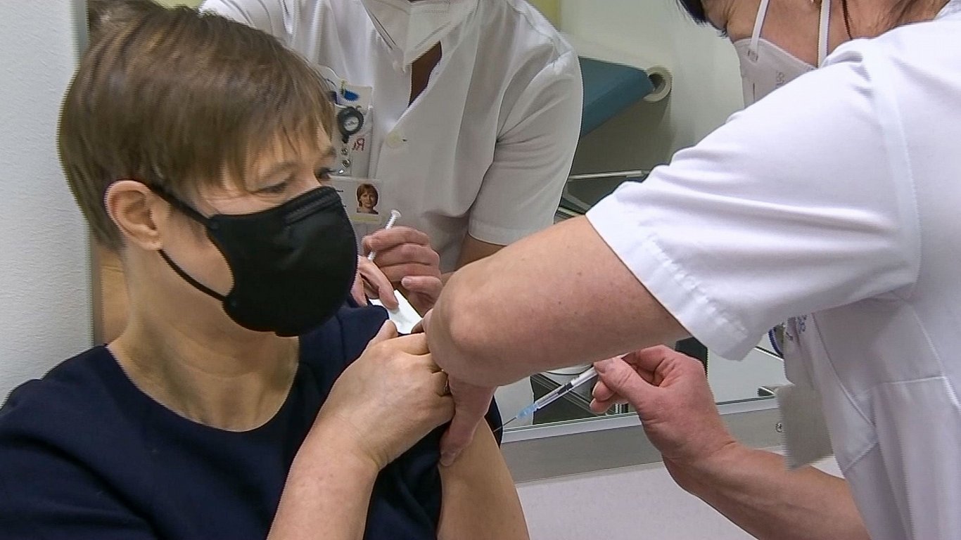 Igaunijas prezidente Kersti Kaljulaida saņem vakcīnu pret Covid-19