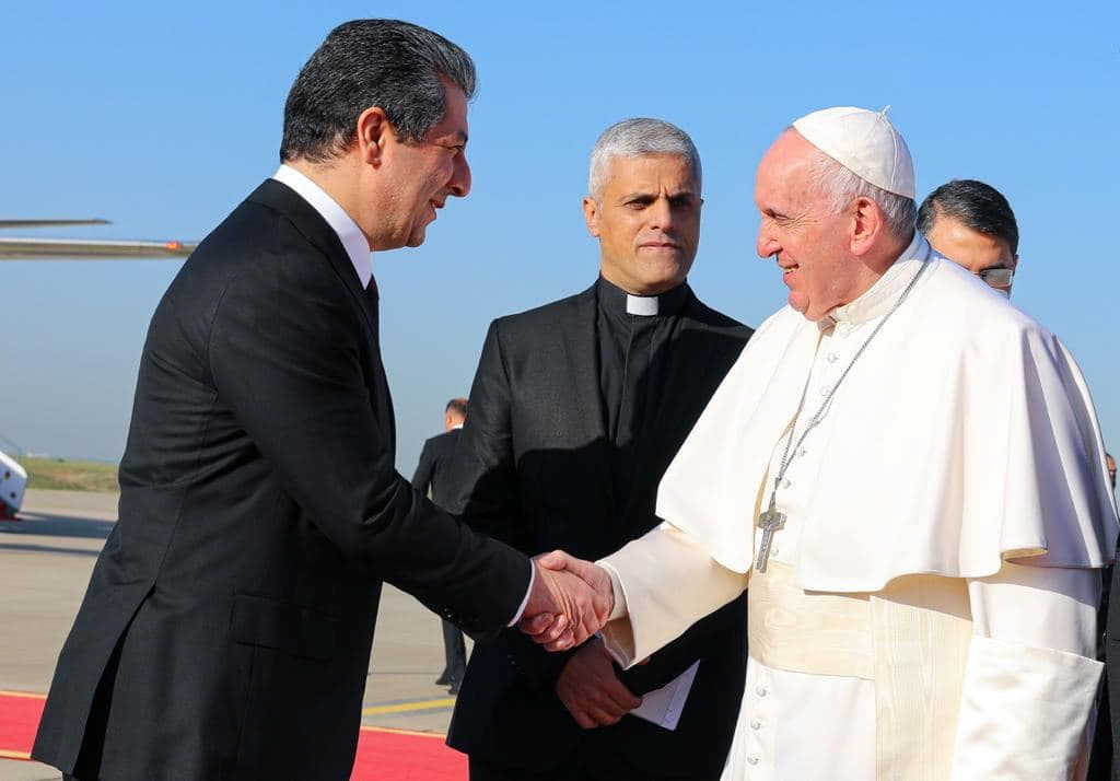 Pāvests Francisks sarokojas ar Irākas Kurdistānas premjeru Masrouru Barzani 2021 gada 7.martā