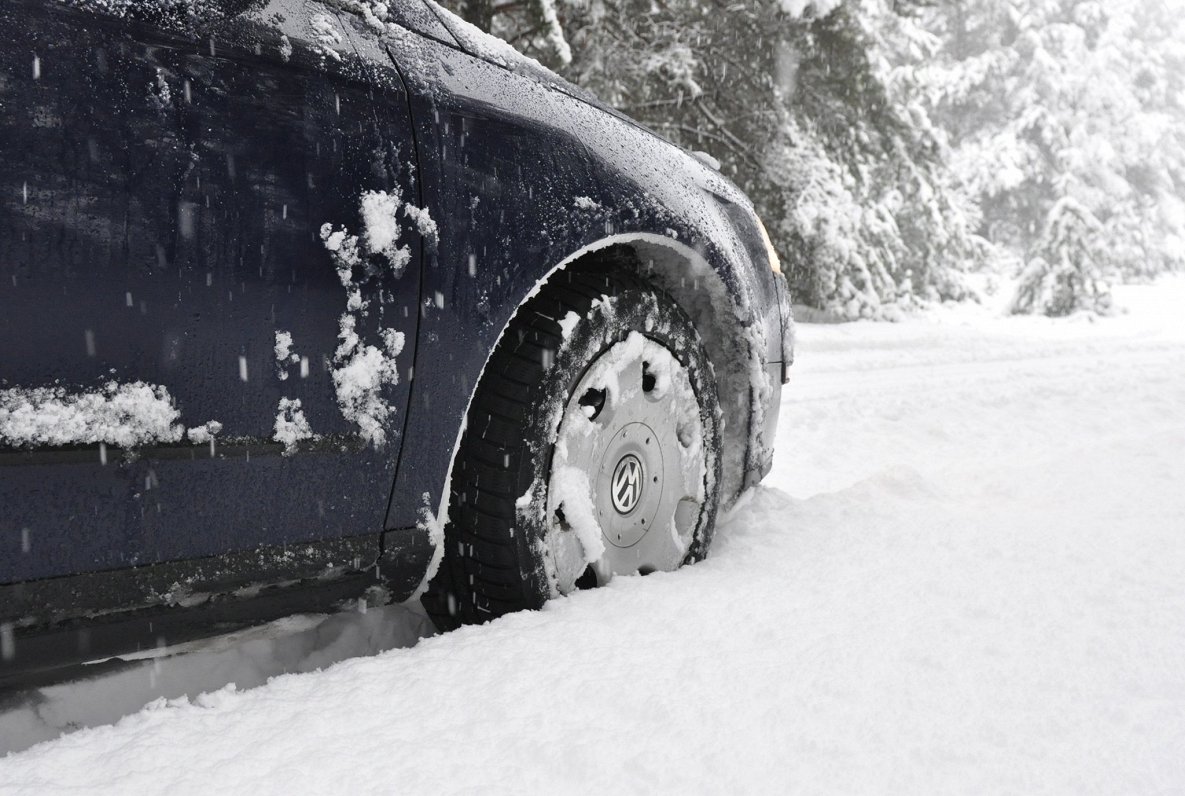 Šorīt visā valstī autoceļi sniegoti un apledo; mudina autovadītājus uzmanīties
