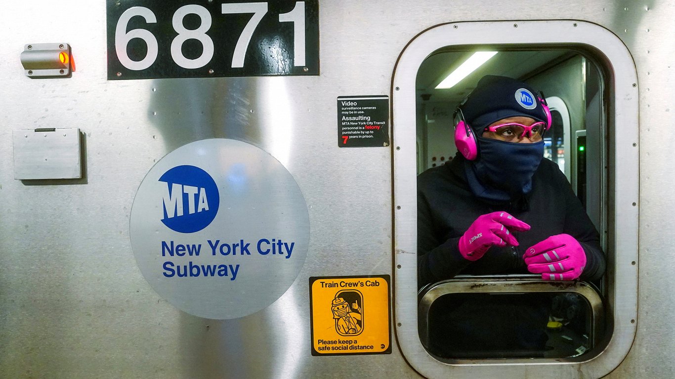 Служащий нью-йоркского метро на рабочем месте. Февраль 2021 года.