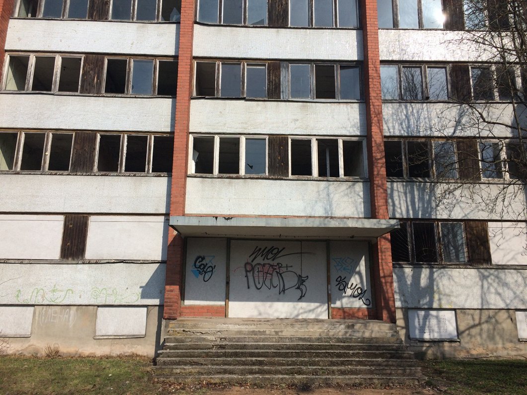 Padomju laikā celtas ēkas grausts Daugavpilī