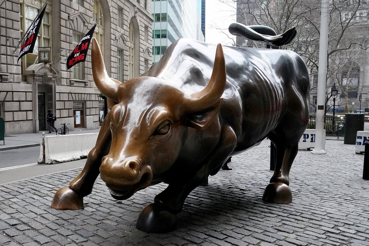 Ekonomikas izaugsmi simbolizējošā vērša skulptūra Manhetenā
