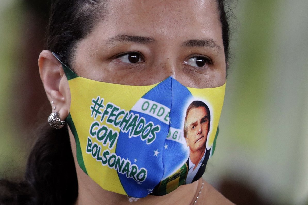 Brazīlijas prezidenta atbalstītāja, kuras sejas masku rotā Bolsonaru attēls