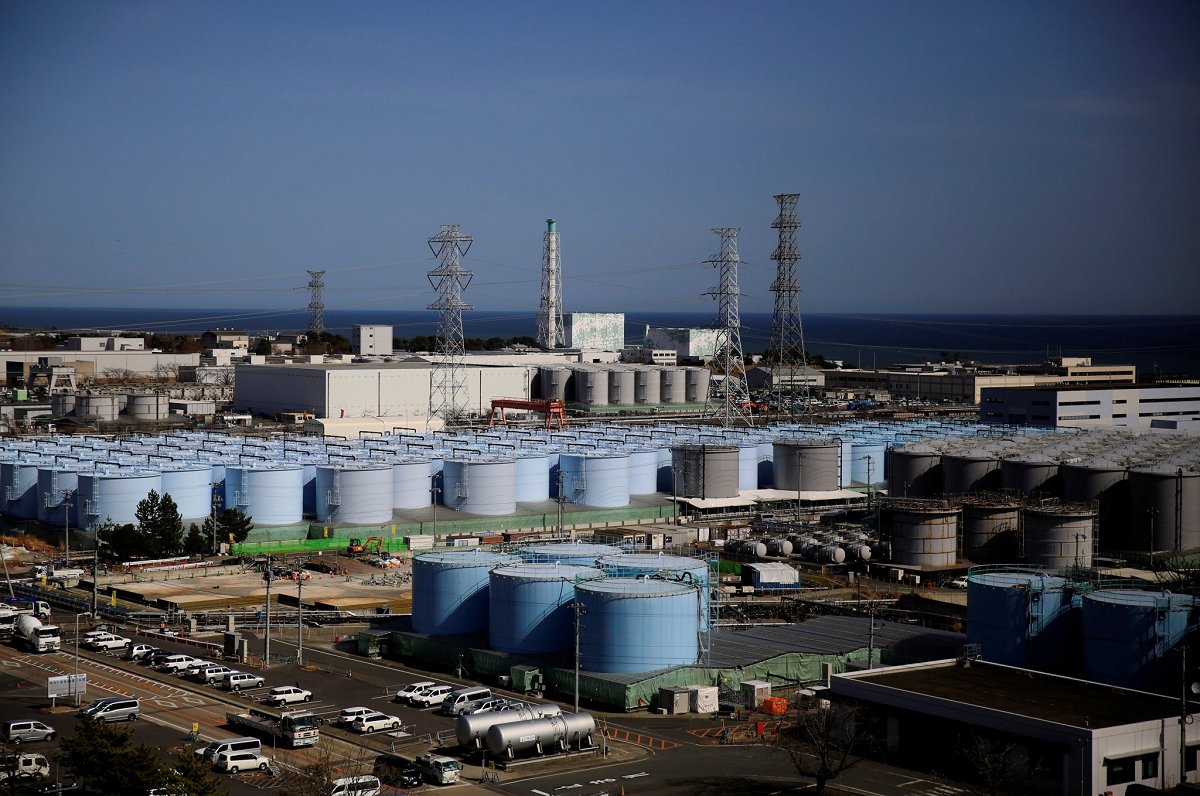 Attēla ūdens uzglabāšanas tvertnes cunami sagrautajā Fukušimas AES