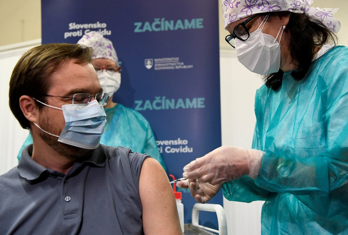 Slovākijas veselības ministrs Mareks Krajči tika vakcinēts ar &quot;Pfizer&quot; vakcīnu, bet valdīb...