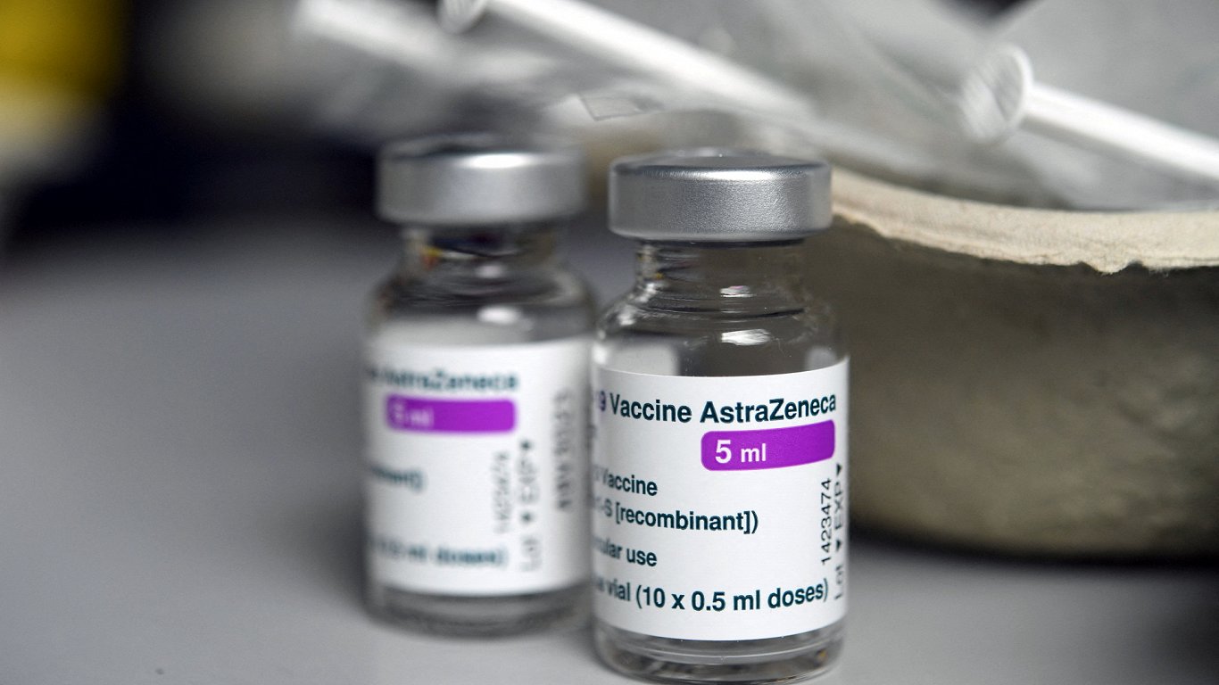 Neskatoties uz pagaidu aizliegumu, otrdien joprojām tiek ievadītas AstraZeneca vakcīnas / Article / Eng.lsm.lv
