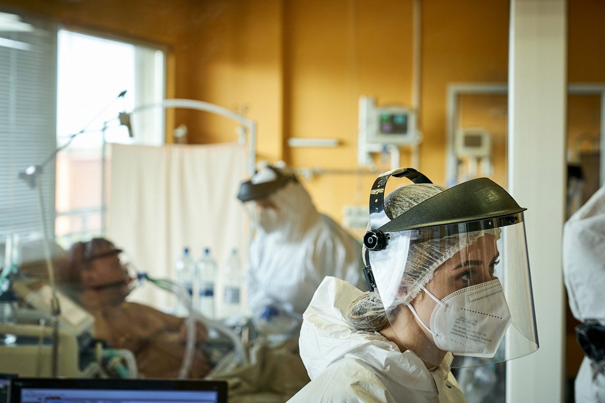 Mediķu darbs ar Covid-19 pacientiem slimnīcā