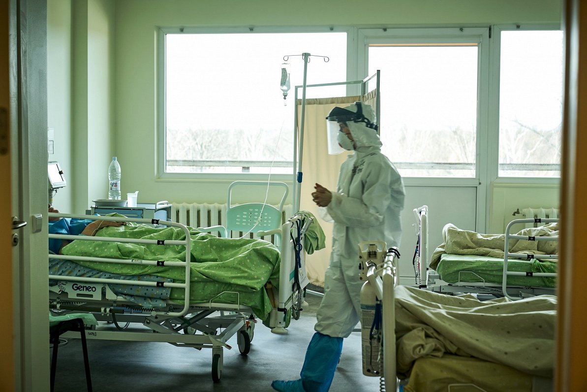 Mediķu darbs ar Covid-19 pacientiem slimnīcā
