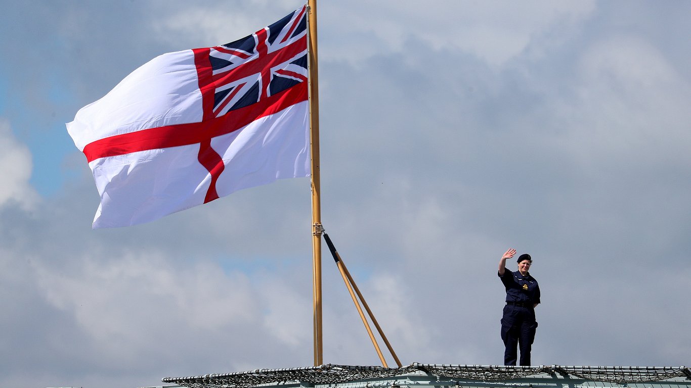 Флаг на новом флагмане Королевского флота — авианосце «Королева Елизавета».
