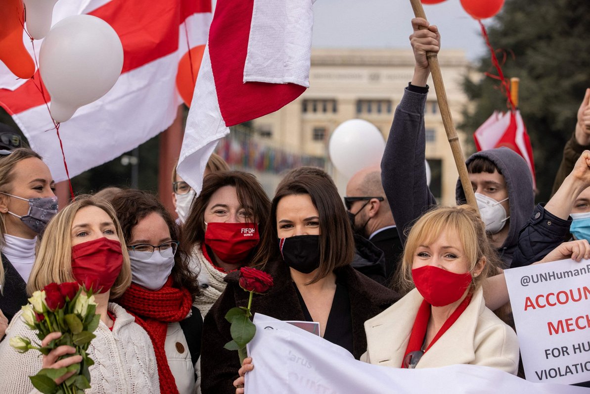 Baltkrievijas opozīcijas līdere Svjatlana Cihanouska ar atbalstītājiem vizītes laikā Ženēvā