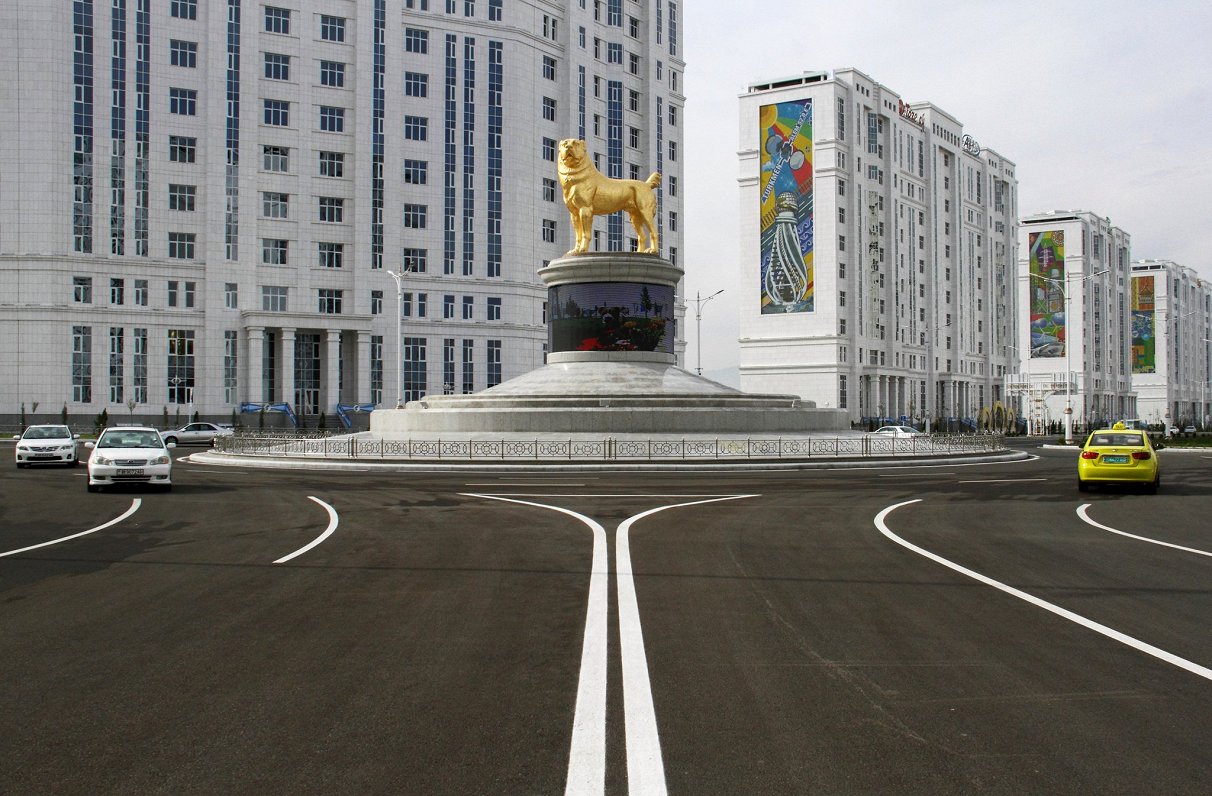 Zeltīta suņa statuja Turkmenistānas galvaspilsētas Ašgabatas centrā