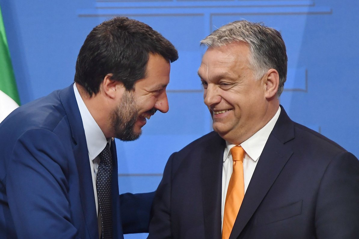 Ungārijas premjers Viktors Orbāns (no labās) un Itālijas politiķis Mateo Salvīni