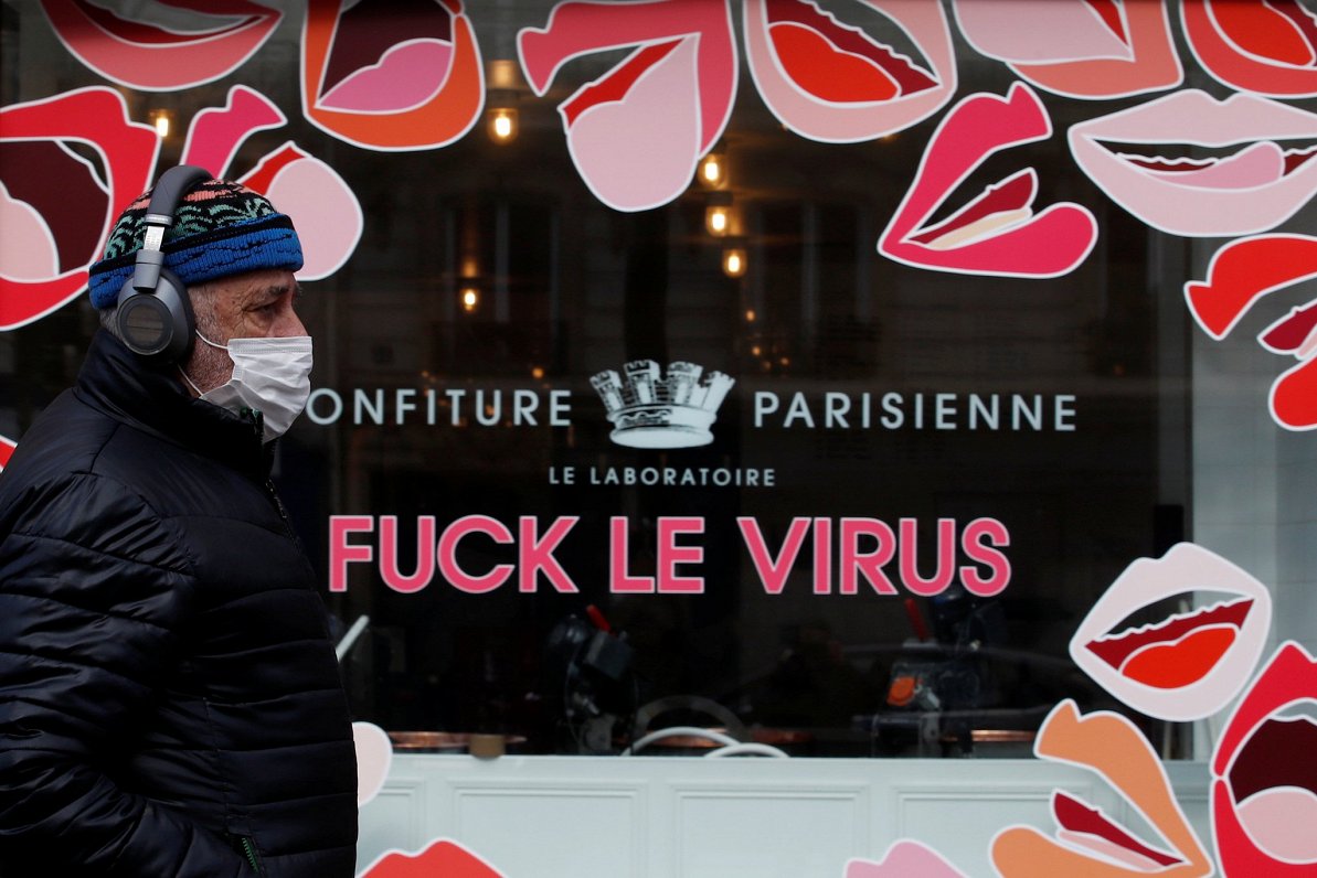 Vīrietis pie saldumu veikala Parīzē