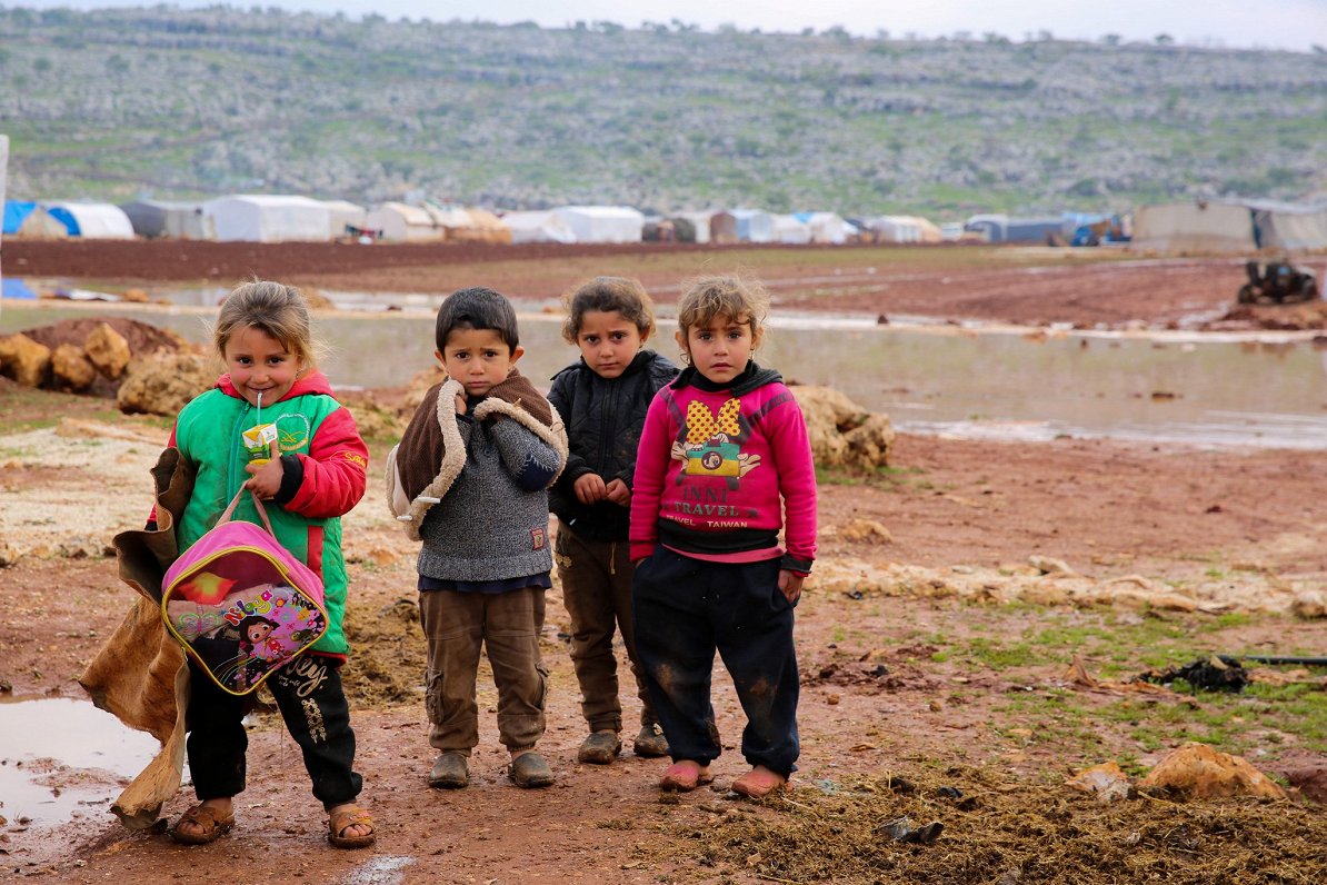 Sīrijas bērni bēgļu nometnē pie Idlibas pilsētas